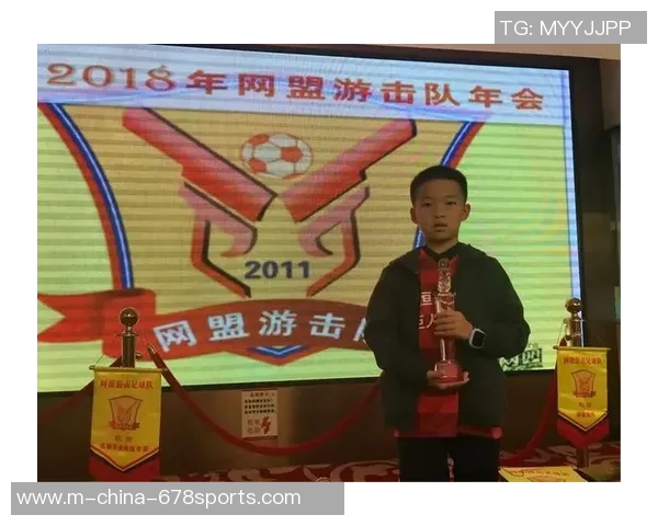 国外足球明星与小女孩的温馨互动瞬间展现爱的力量与梦想的追逐